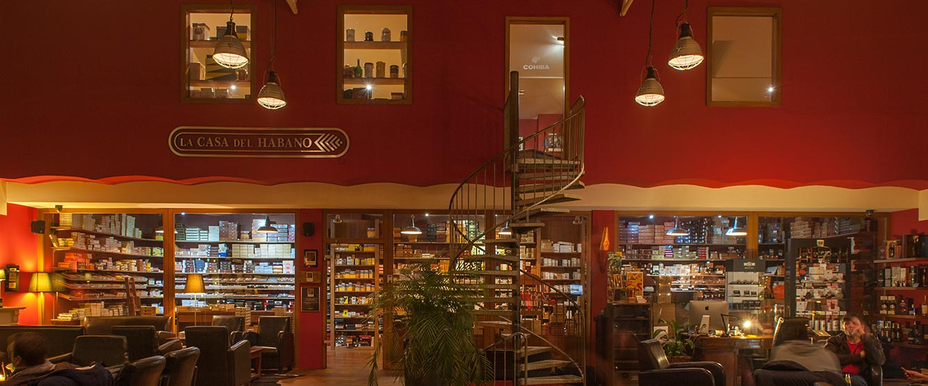 In der angrenzenden Cigarworld-Lounge gibt es ebenfalls ein großes Sortiment kubanischer Zigarren.